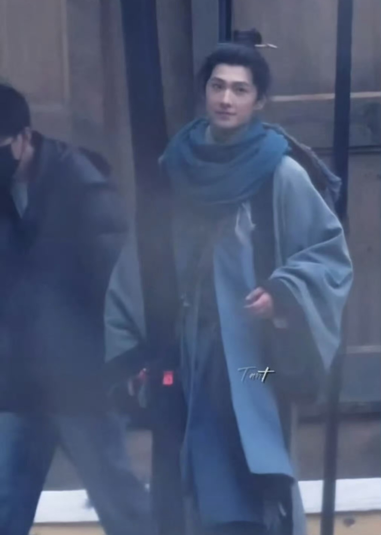 杨洋的手好肿，杨洋发文回应手肿了！