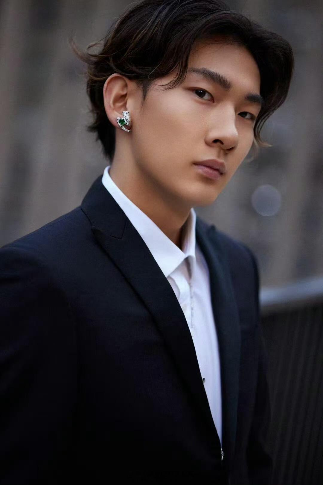 天选守护者苏翊鸣赛场外，他是天生的镜头捕手。片场威亚练出胆量，综艺镜头磨出从容，