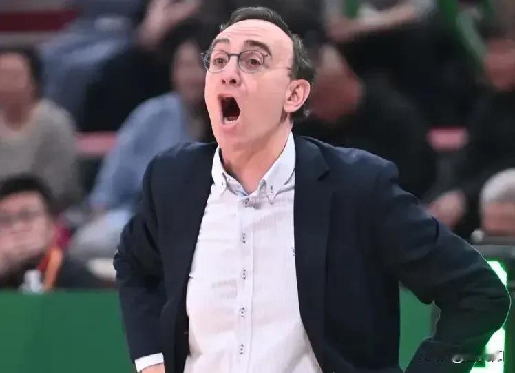 今晚CBA有两场季后赛，第一场是广东队主场打广州，第二场是山东队主场打辽宁，我觉