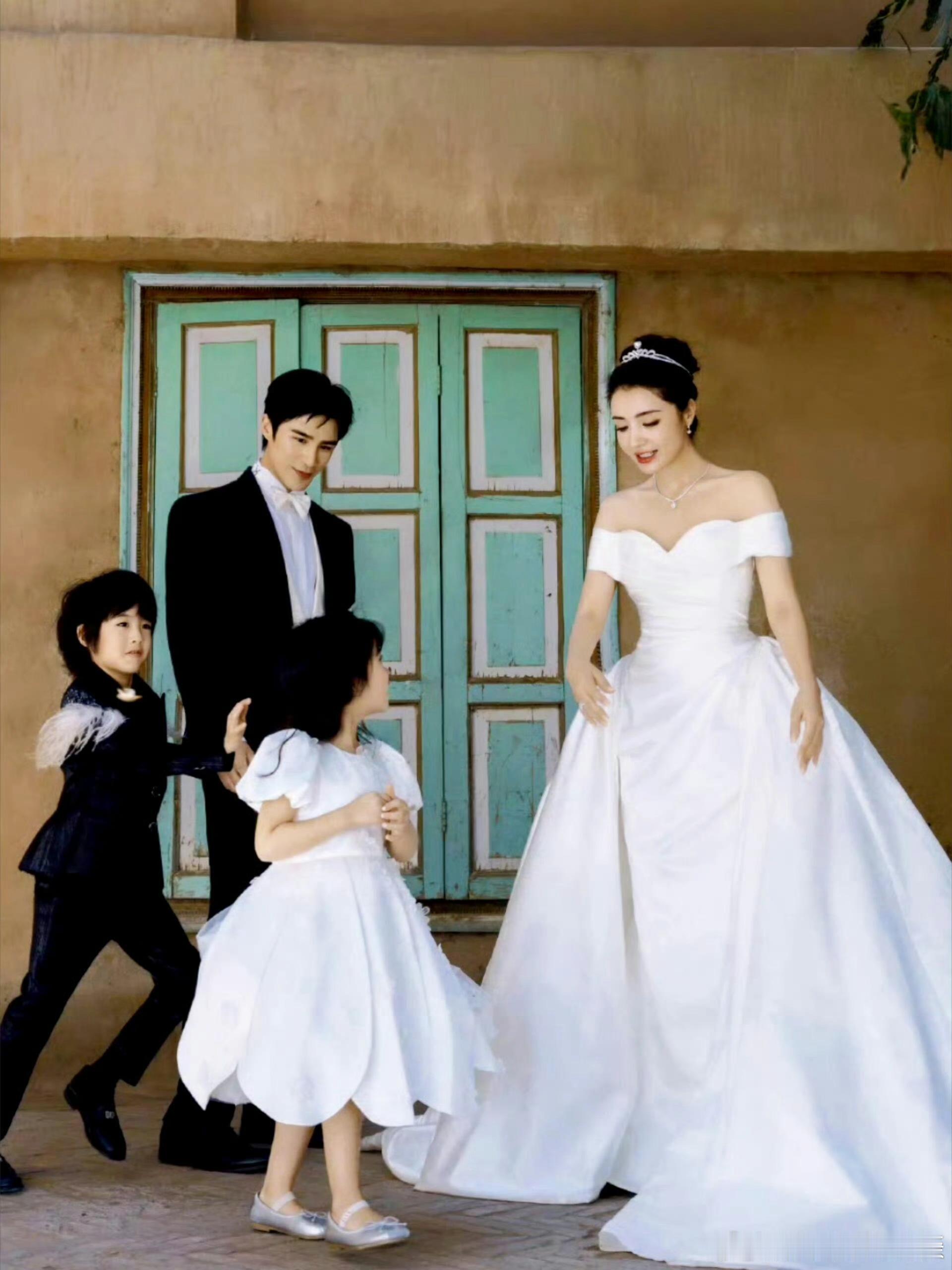 丁真去姜潮麦迪娜婚礼了丁真去新疆参加姜潮麦迪娜婚礼 在麦迪娜的故乡举办婚礼，丁真