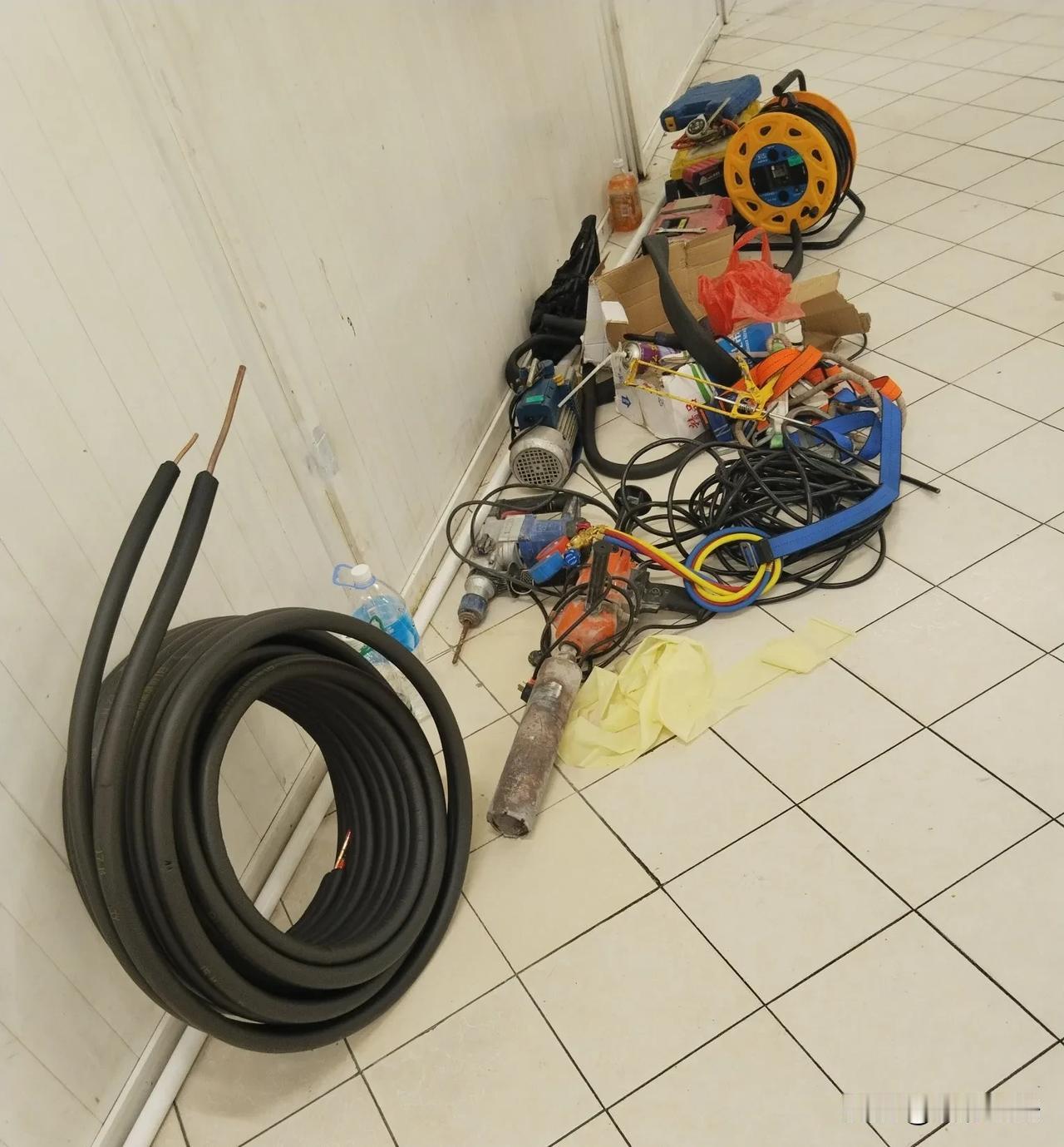 十多年前，
干过空调安装，
那时候的常备工具是:
水钻，电锤，真空泵，铜管，
制