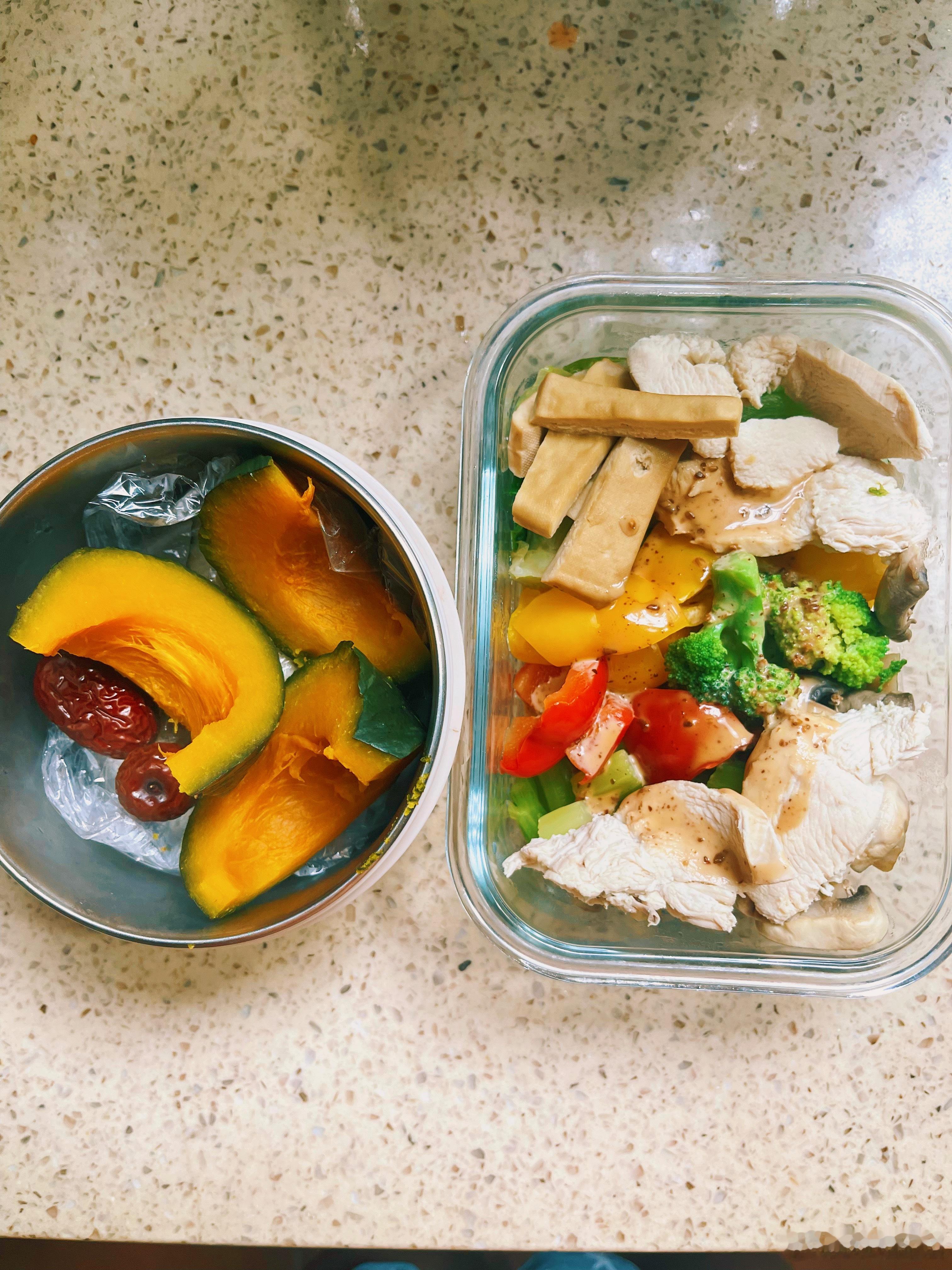 今天的琳达今天吃什么 早饭：煎马鲛鱼、几块南瓜、红枣午饭：恰巴塔夹奶酪、一个白煮
