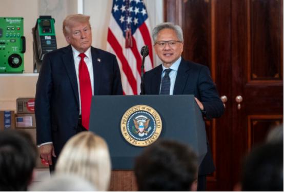 黄仁勋重金收买特朗普，两人准备好麻袋来中国捡钱，结果最后一关没过去
 
黄仁勋这