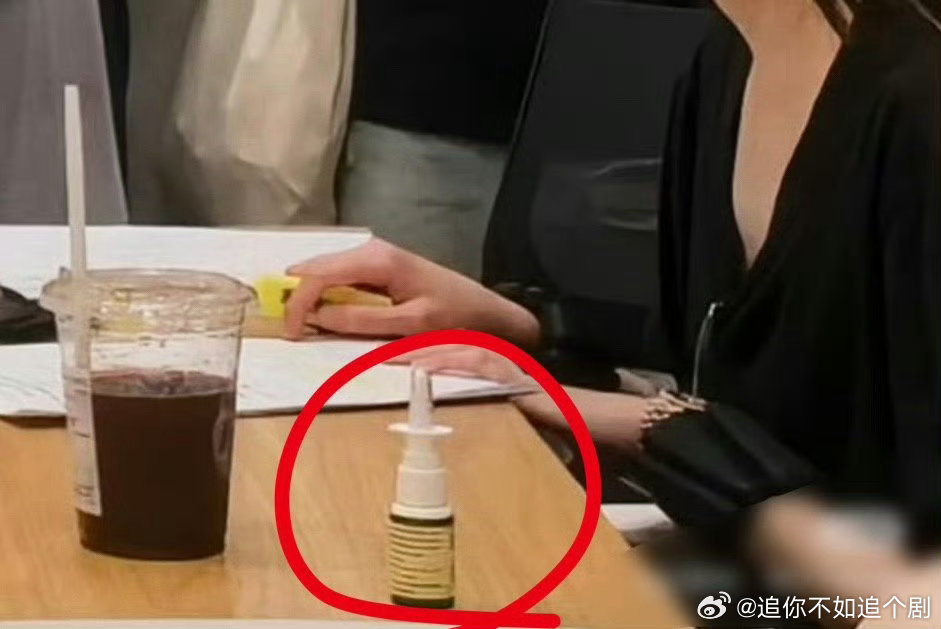 张凌赫围读带鼻炎喷雾张凌赫白玉兰围读带鼻炎喷雾张凌赫蛇戒 张凌赫白玉兰围读带鼻炎