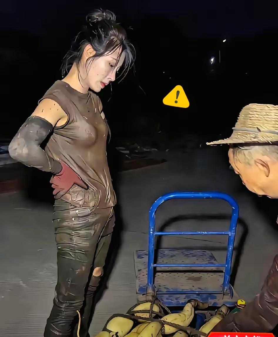 女子种了十几亩莲藕，现在到了收获的季节。丈夫在外打工，女子每天上半夜睡一会觉，下