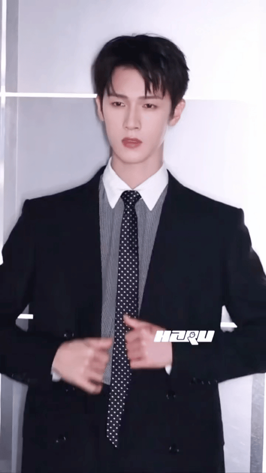 李昀锐 我的新郎官 从“温润”到“大气”，这套造型展现了气质的丰富层次。它证明真