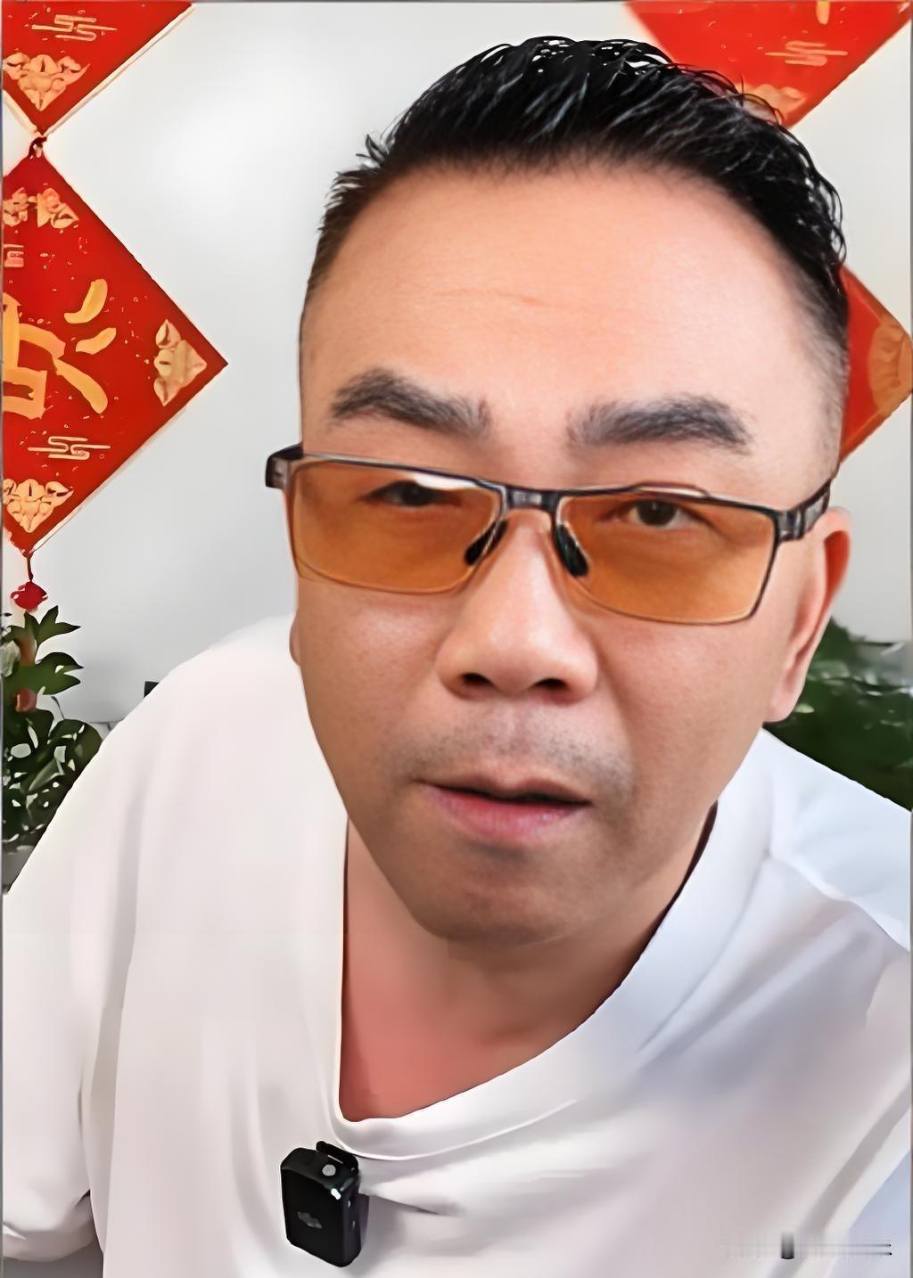 台上喊一声“杨老五”，台下直接炸了锅。杨议当场翻脸那句“你是什么东西，滚一边去”