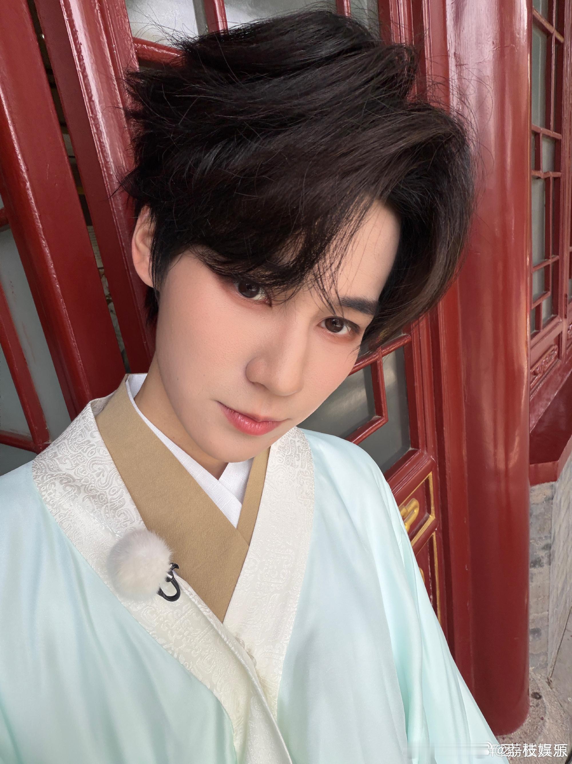 粉丝在上班的地方偶遇张真源褪去忙碌工作状态，私下出行的模样随性又自然。偶遇的众人