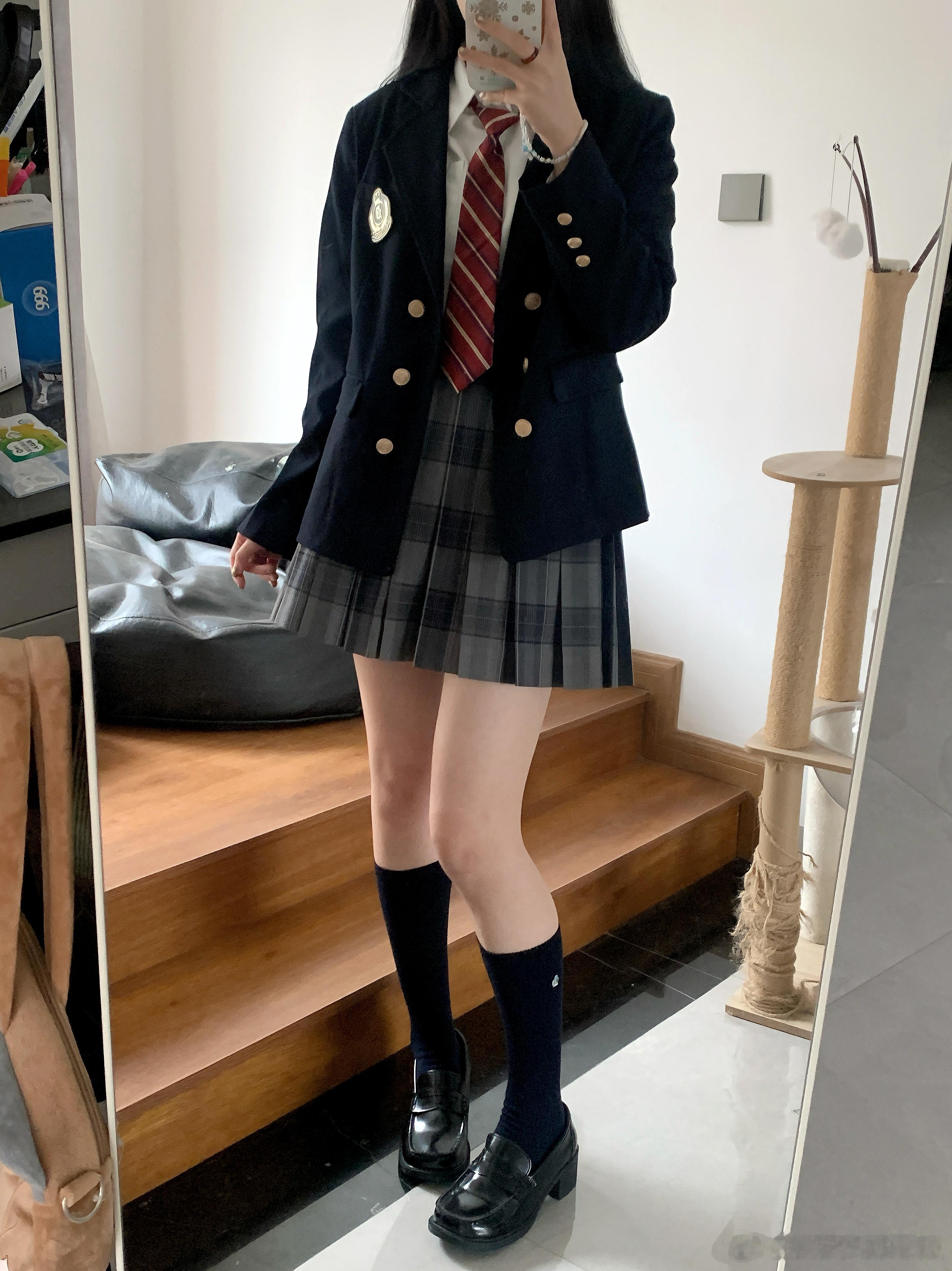 jk[超话]  西装外套这样搭好好看！上衣：竹穗中学下裙：铅笔盒   