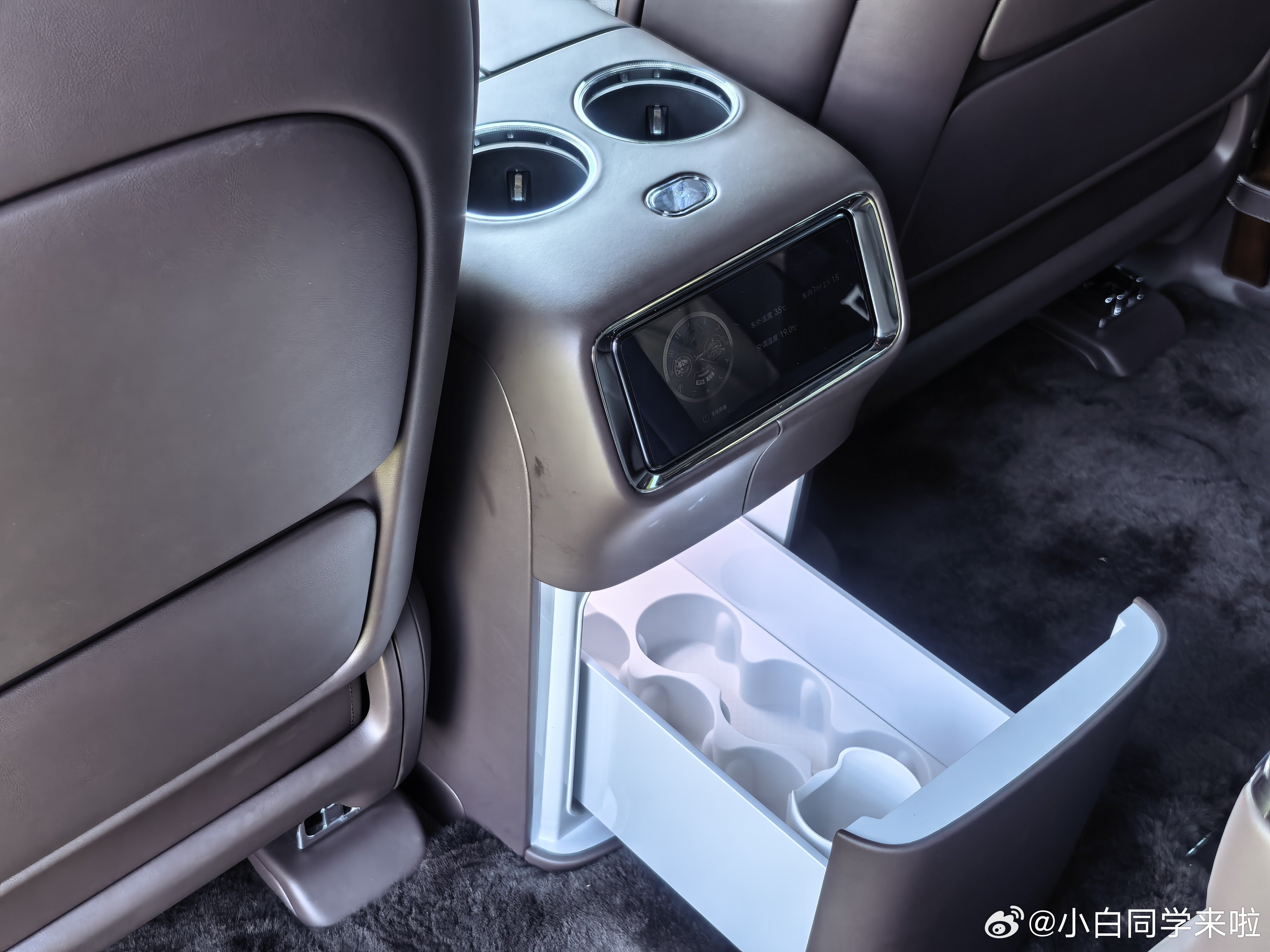 尊界V680 实拍图分享给大家，虽然说它是标轴版，但车长依然有 5320mm，轴