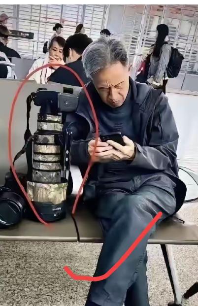 高铁站刷到一幕，真是人不可貌相。路人打扮普普通通，气场却像“低调的发动机”。老人