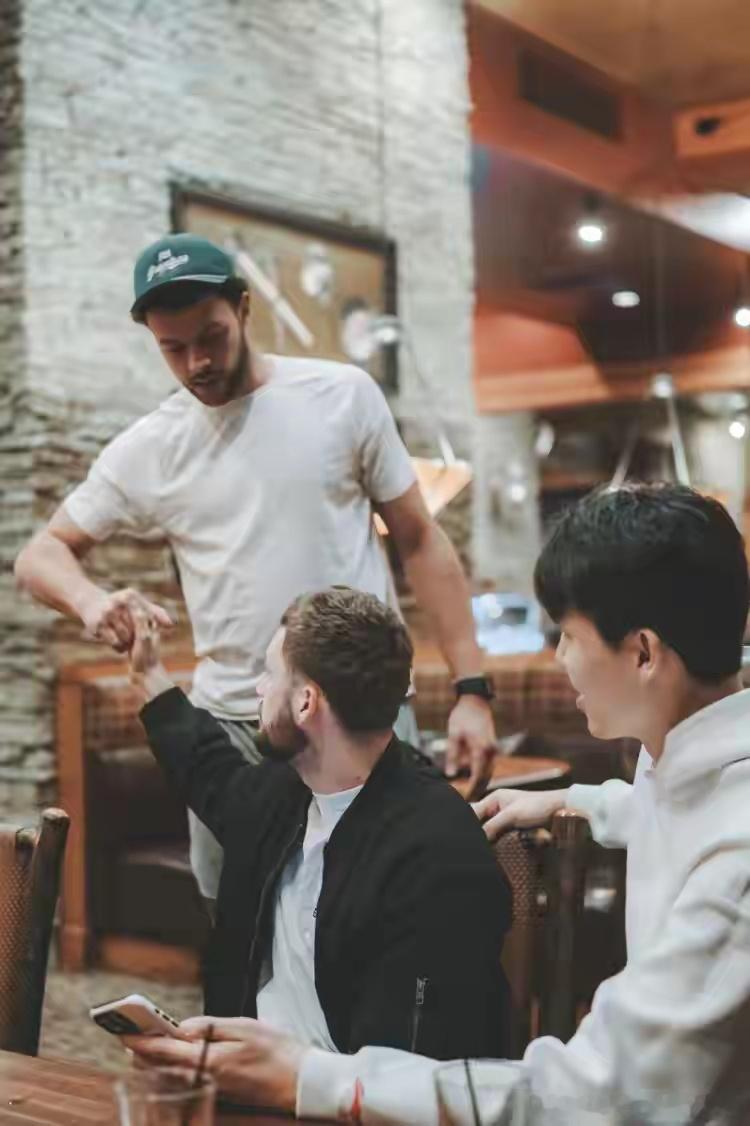 杨瀚森 都是好兄弟！杨瀚森赛季收官请全队聚餐，G联赛融入度拉满！希望回主队，一样