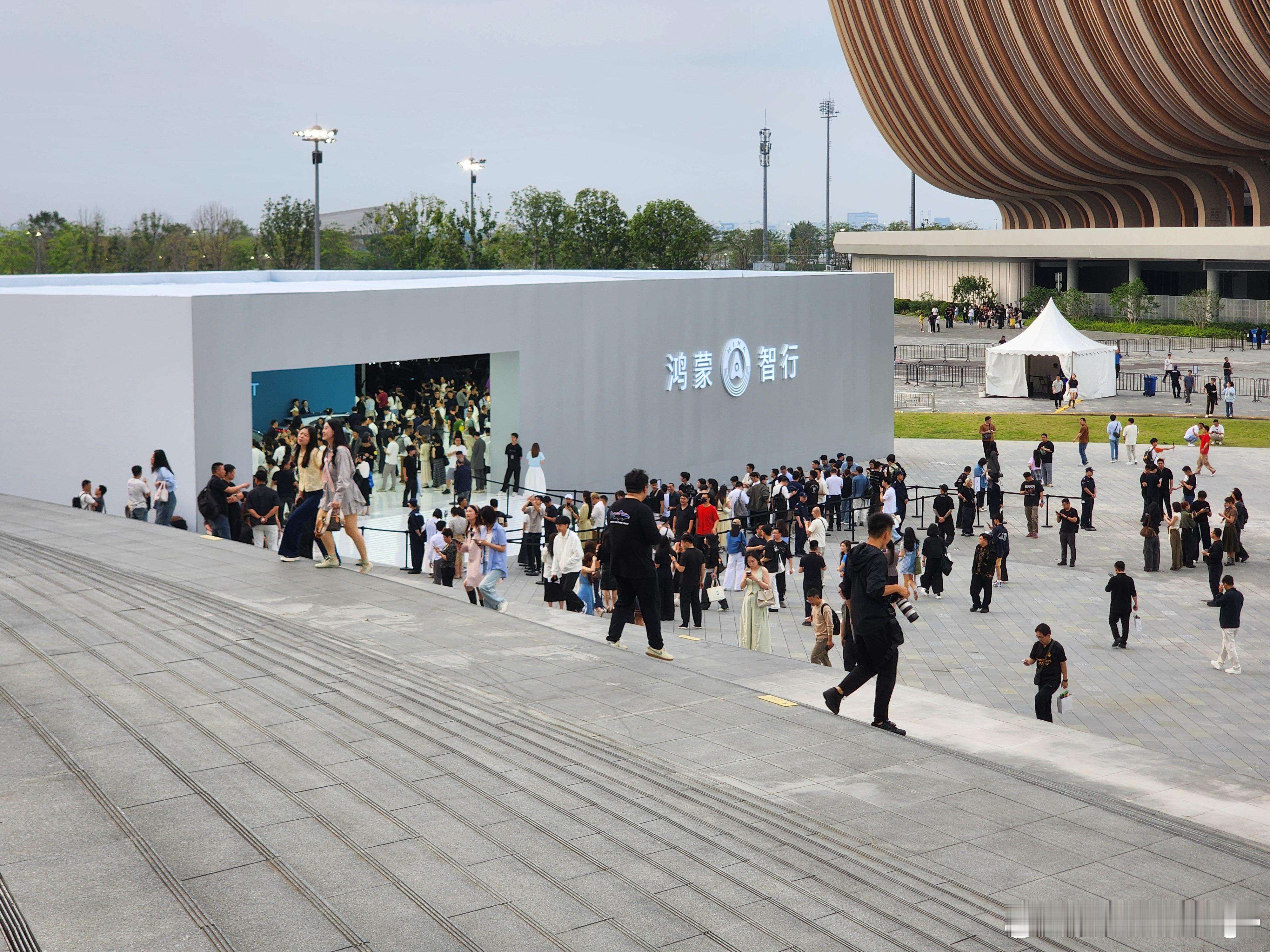 来到今晚鸿蒙智行发布会的现场了，在入场口这里他布置了两个展台。一个是鸿蒙智行车系