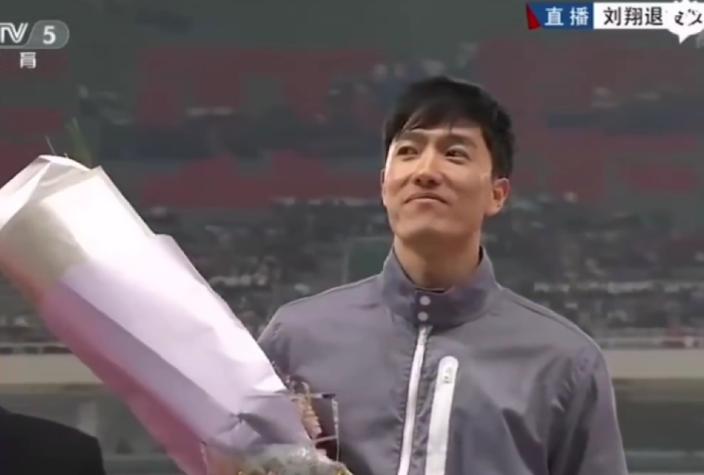 刘翔退役风波再升级了！
现在解决问题的办法就是，刘翔把这11年从上海体育局拿的钱