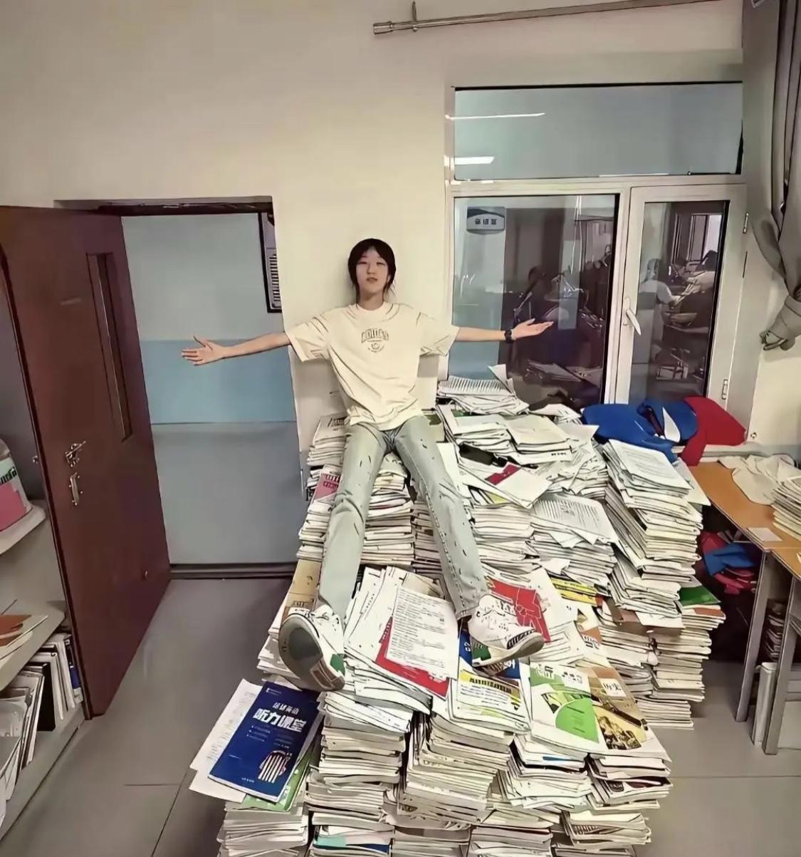 高中三年太难了，祝她今年金榜题名吧！
