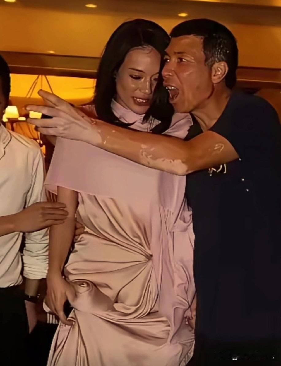 这个人是谁，手上怎么那么多白斑呢，那个女的好像是舒淇，他们在干嘛呢，一个低头一个