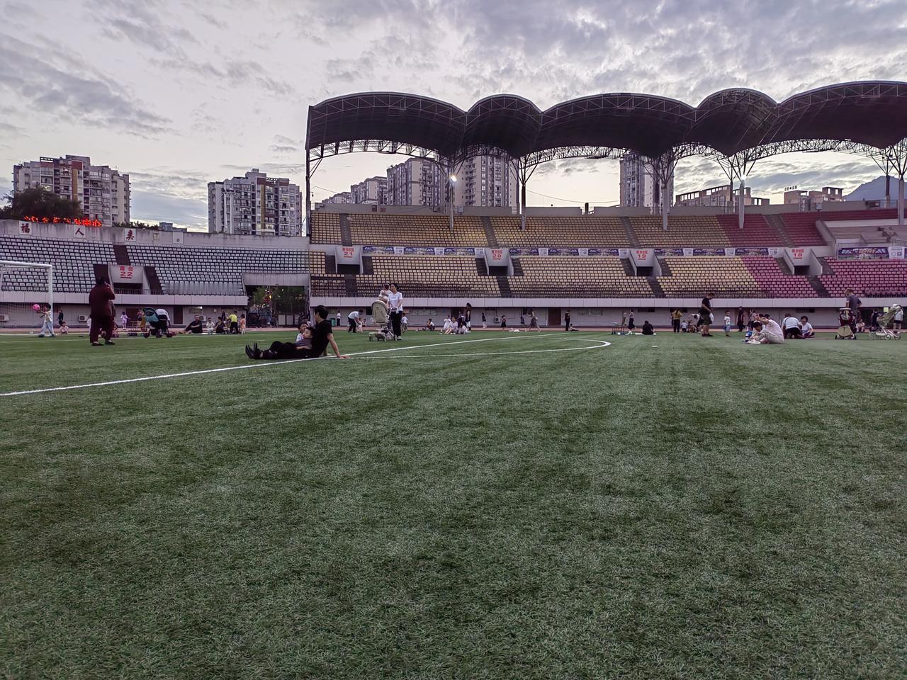 在我们重庆地区，冬天的日子，白天短、夜晚长，傍晚六点多钟天就黑了。
      