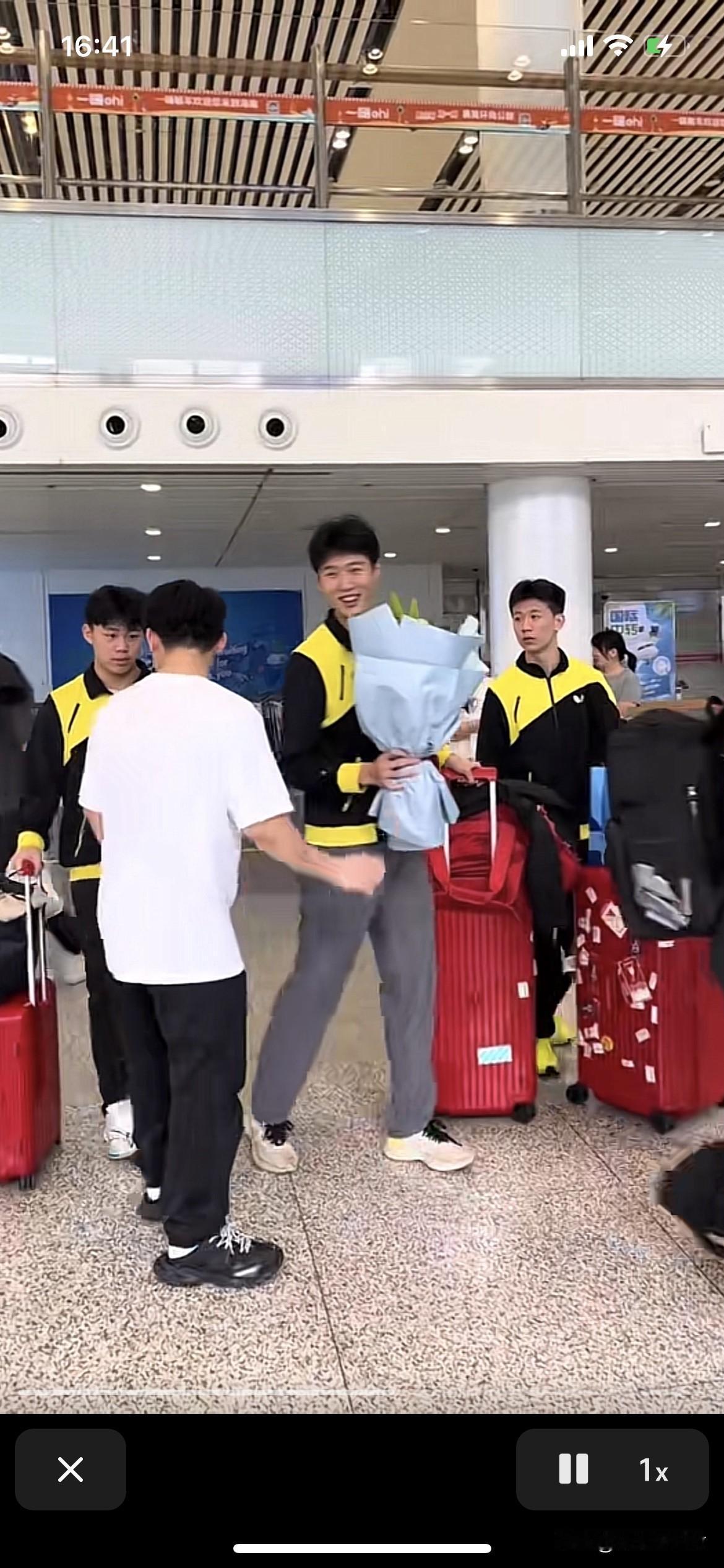 小石头林诗栋回海南了
小石头：兄弟们，你们互相折磨吧，俺回家了不陪你们玩了。[捂