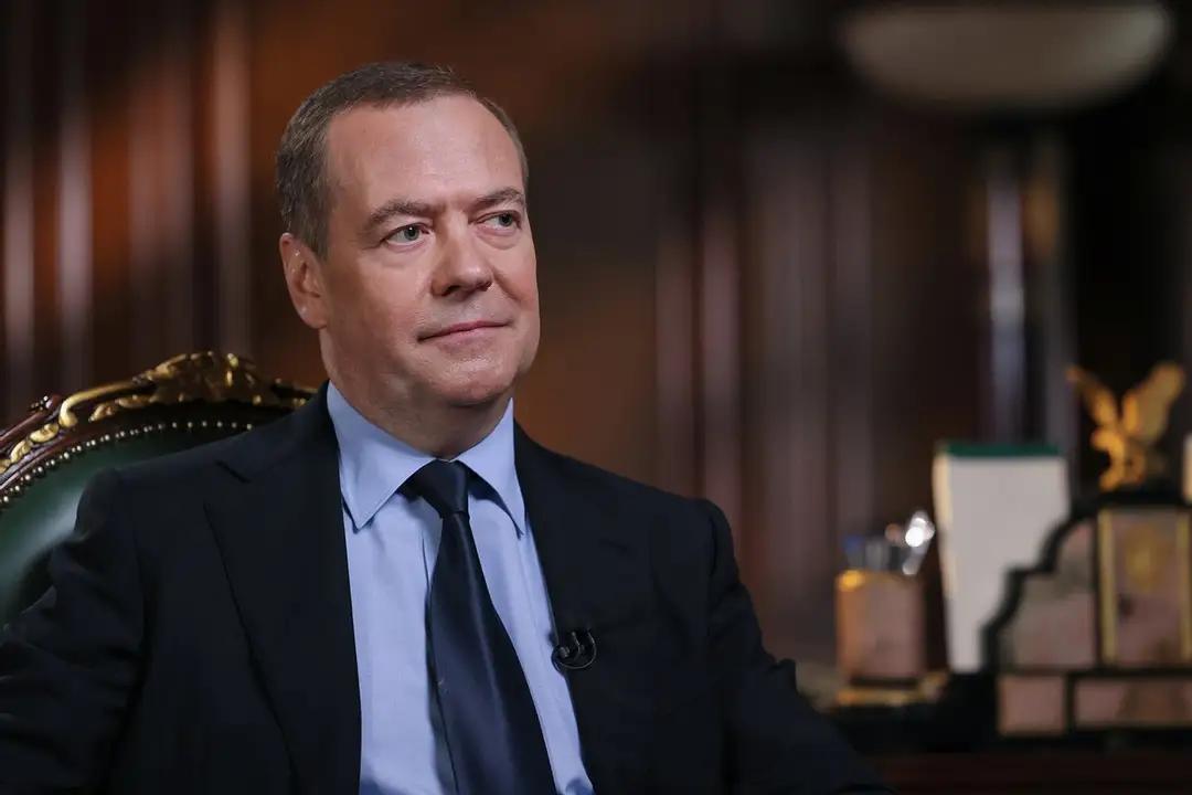 俄罗斯明显急眼了，梅德韦杰夫已经口无遮拦了。
            据报道，近