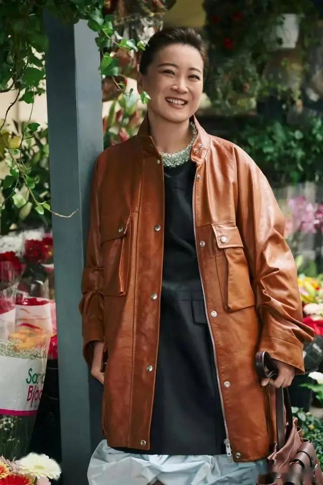 贾玲减100斤后，每天油只敢吃20克，鲁豫打开她家冰箱，大白菜、紫甘蓝、彩椒。调