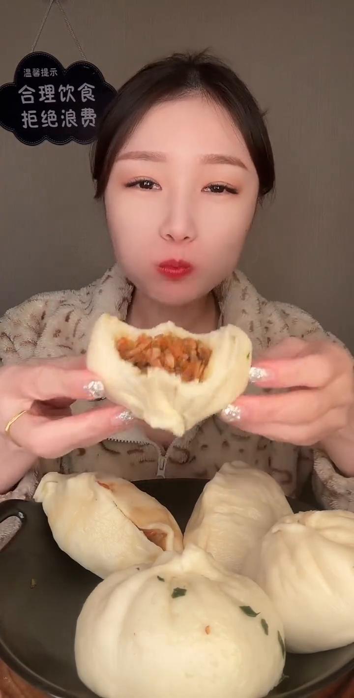 各种馅的大包子。
韭菜鸡蛋、猪肉大葱、辣椒酱、胡萝卜、鱼香肉丝、猪肉青椒、胡萝卜