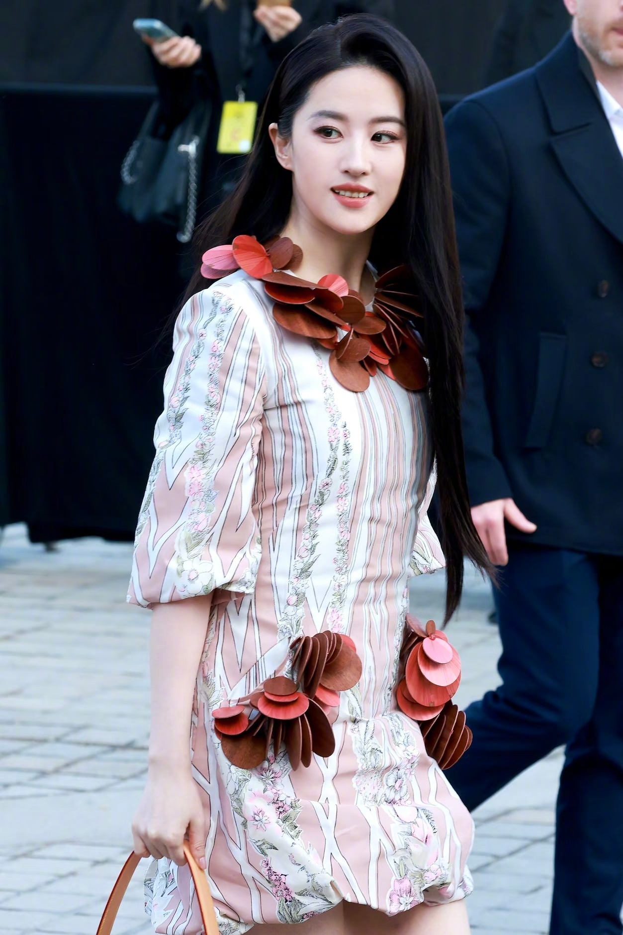 刘亦菲看秀造型 这衣服真的不是在给天仙增加难度吗？纯纯靠脸杀出重围！你们给这身打