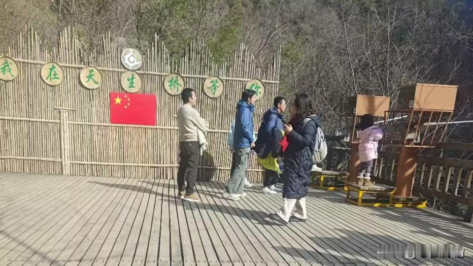 红糖小圆饼配山泉，天生桥瀑布碎银鳞，神农架的山水藏着《诗经》般的秘境——这里的野