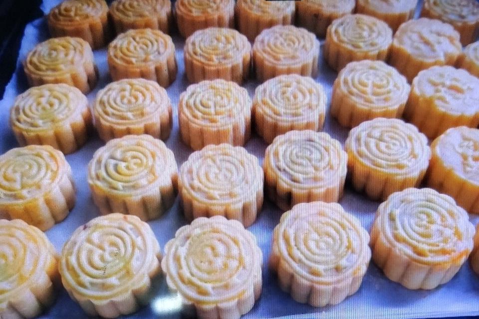 @豆包 帮我点评，我们很爱吃月饼，每年都会买许多月饼来吃。

后来我们从报刊上看