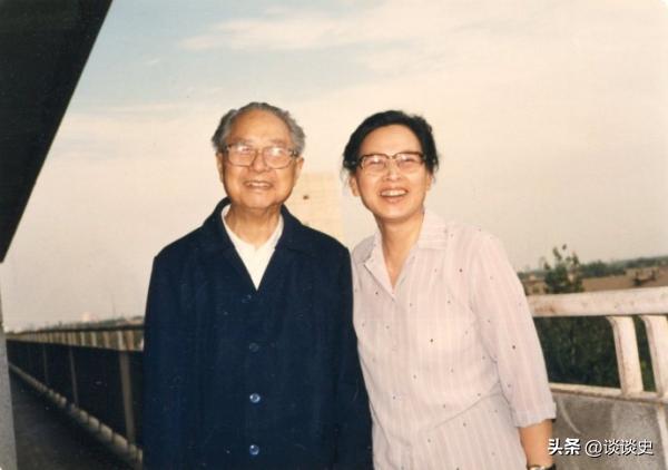 1954年，开国中将成钧丧偶后，心中暗暗属意小姨子周月茜，此事后来传为佳话。成钧