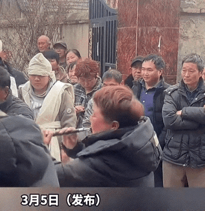 泪目了，河南女子用一曲唢呐，送好友最后一程🙏🙏🙏

朋友因病走了，她没有说