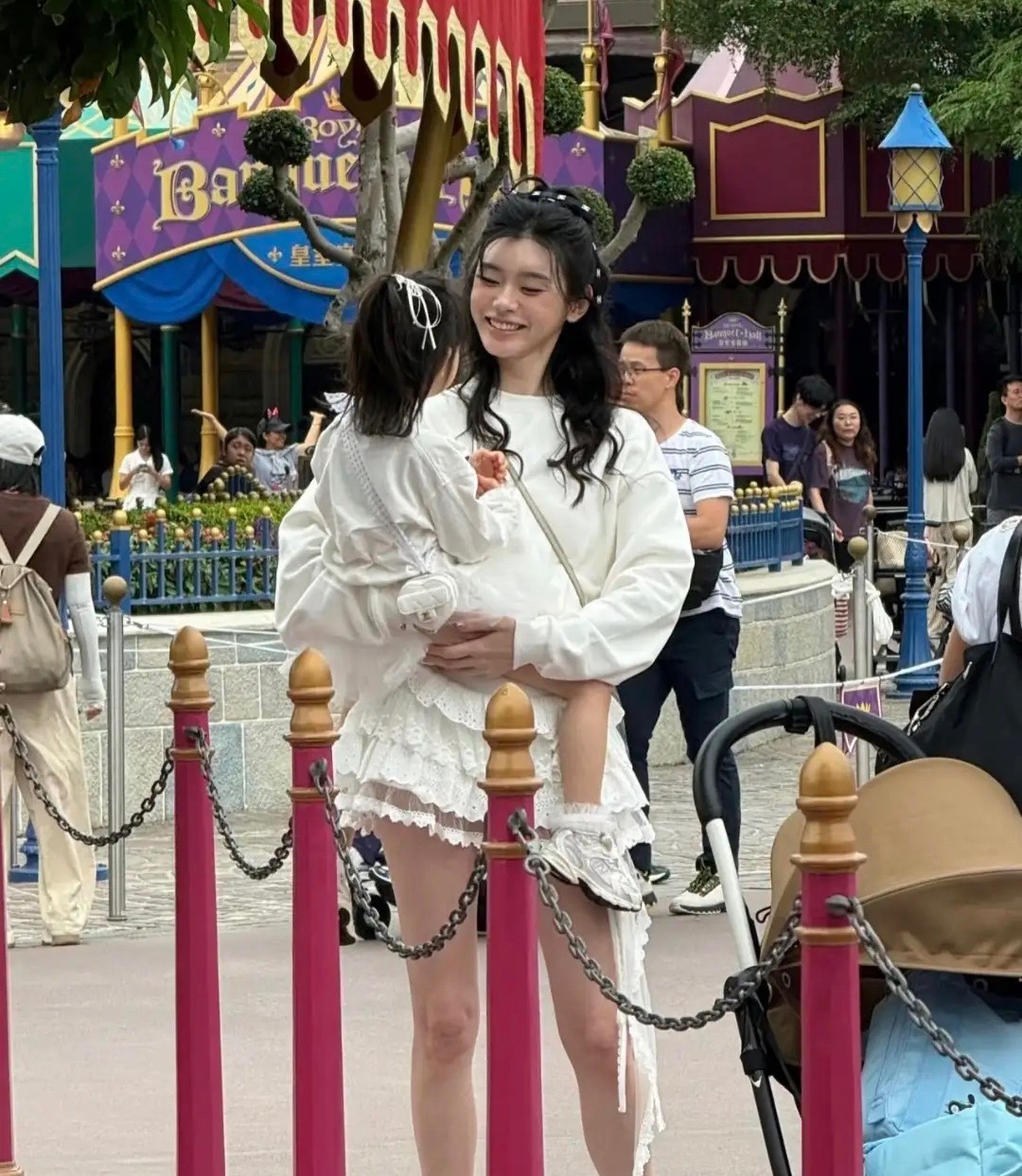 奚梦瑶晒4岁二胎女儿，Romee背香奈儿像洋娃娃，母女俩白到发光！ ​​​