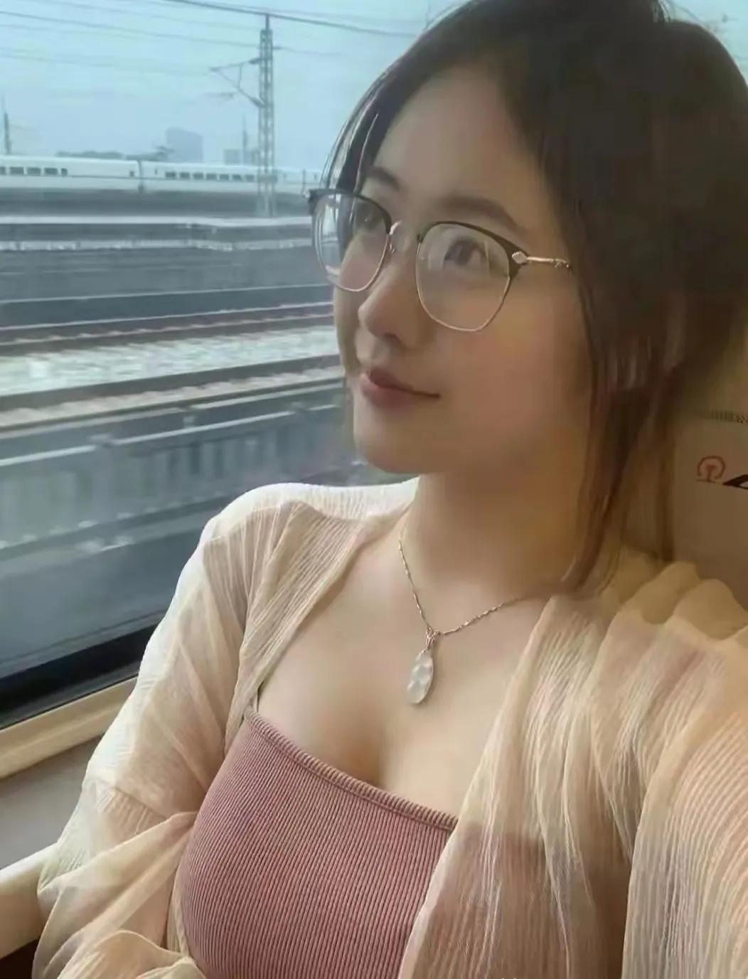 在那个阳光明媚的下午，高铁带着我驶向家的方向。意外的是，命运安排了一位戴眼镜的清