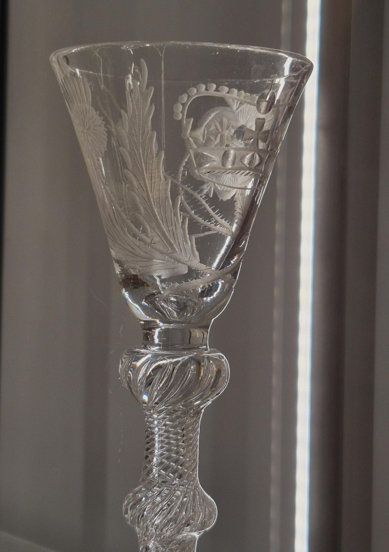 这只18世纪苏格兰雕花葡萄酒杯，在威廉堡西高地博物馆“上班”呢——别看它安安静静