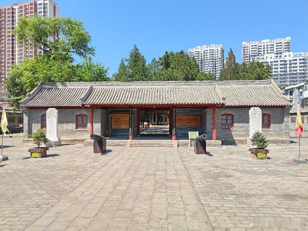 察哈尔都统署旧址。历史上的察哈尔省，面积最大时包含北京市延庆区及其他部分区，北边