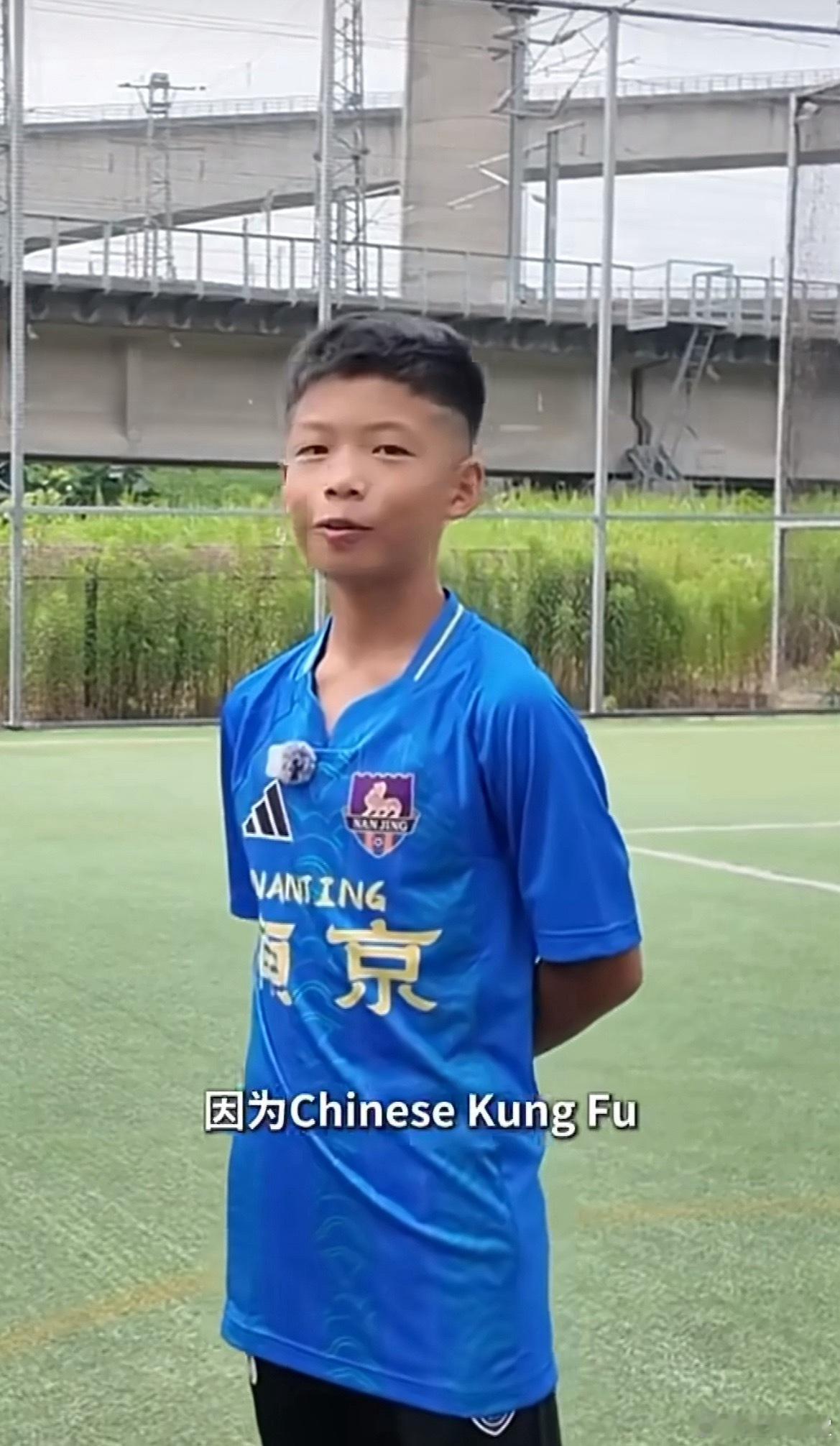从远赴欧洲战胜欧洲青训强队的赛场功臣，回到家乡奔赴苏超主场加油，12岁足球小将孟