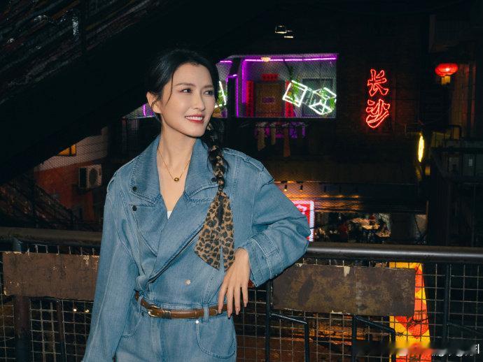 徐洁儿欣慰自己还没退圈 既是实力派演员也是专业歌手，徐洁儿多面魅力尽显，直播感慨