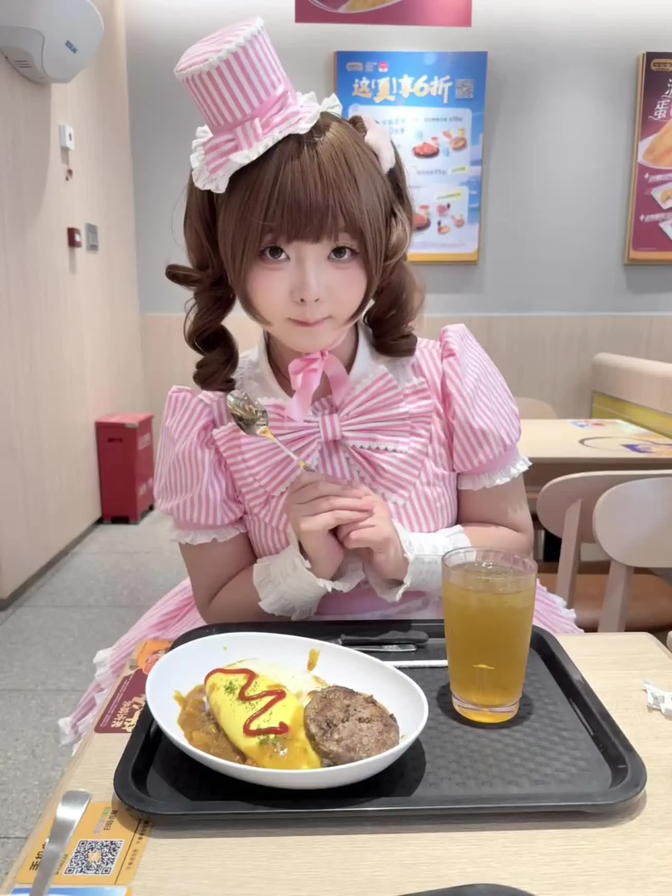 都说猪油蒙了心 我偏用厚厚的肥膘 裹住那颗为菲菲跳动的心 这拙劣的伪装...