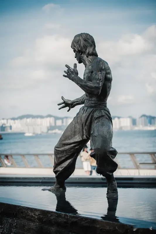 功夫巨星梁小龙的离世让无数人痛心。1月18日，其去世新闻登上热搜，可他抖音此前还