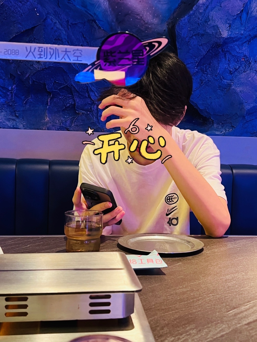 和小帅哥约会走起，我都快饿晕了，这烧烤还不上来！ 