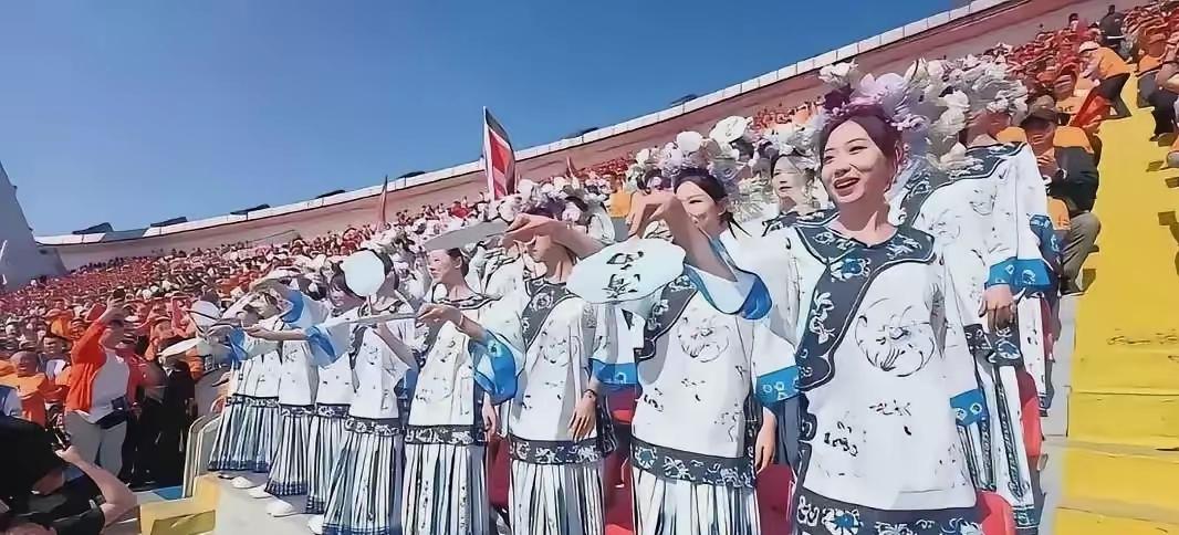 其实，她们如果穿的不是这一身衣服换成汉服的话，惹人喜爱的程度绝对也不会比梅州那一