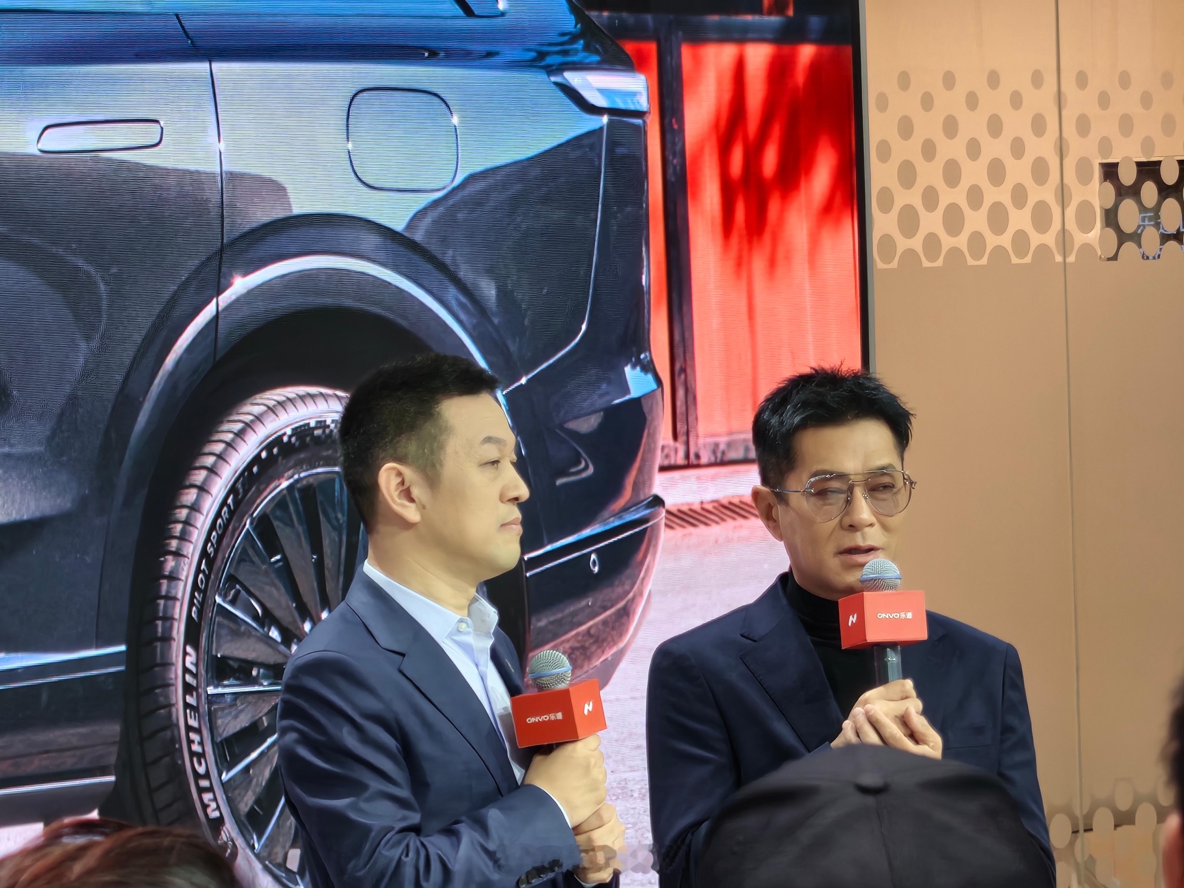 李斌和古天乐为乐道站台，前备箱打开送给天乐一把勾践剑 