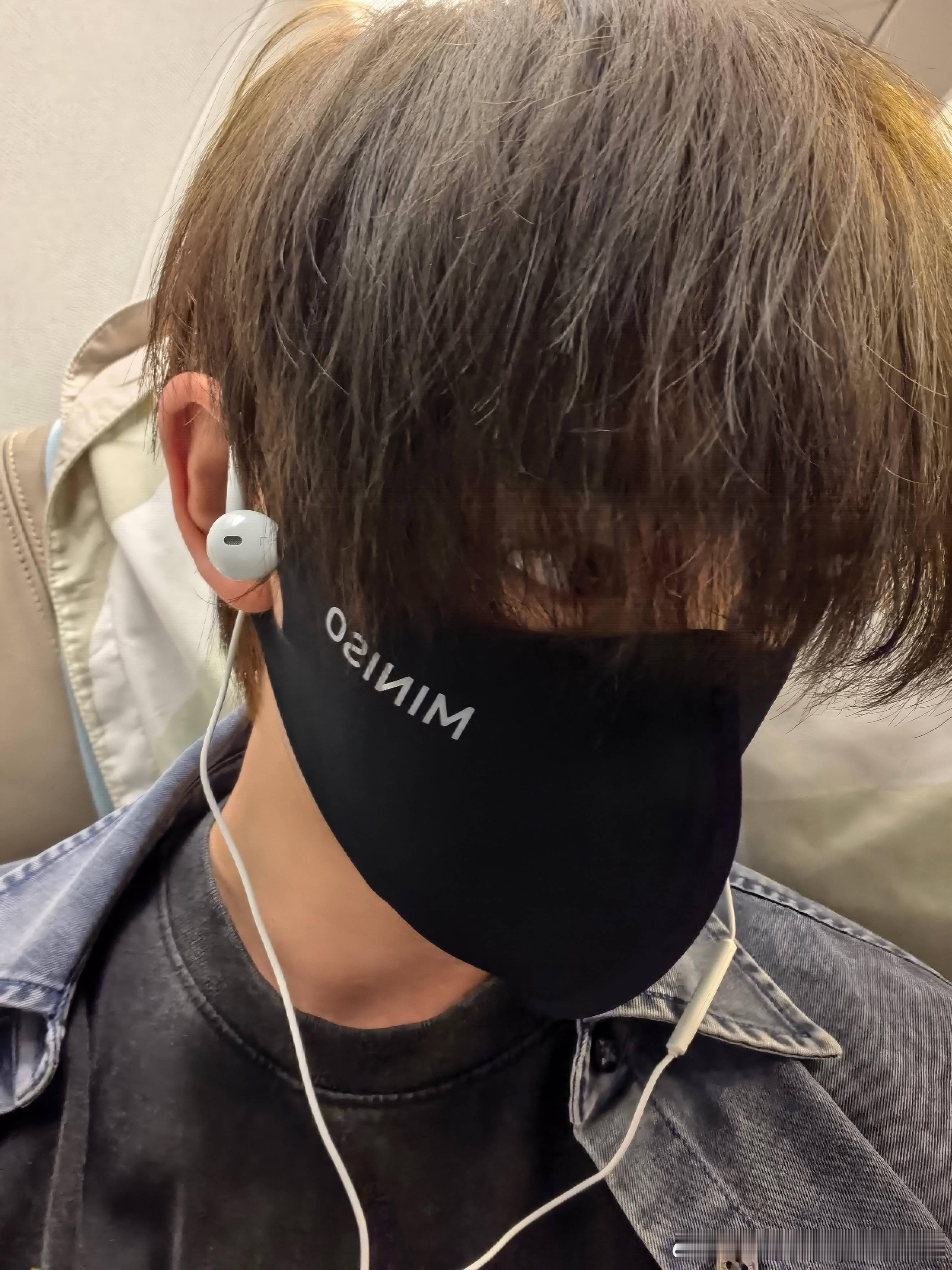 丁程鑫机场被点名这个男孩没赶上飞机啦 