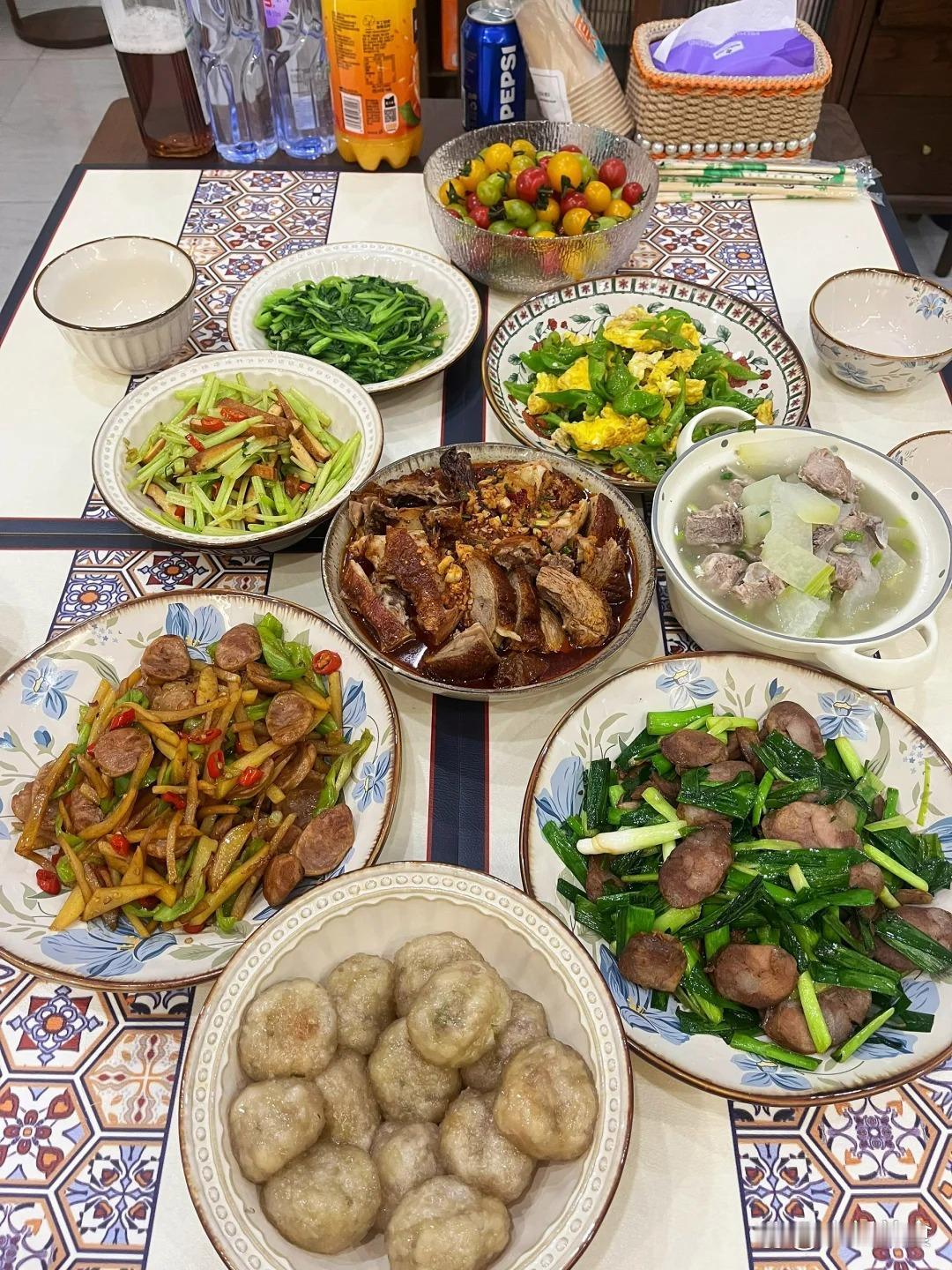 图一是去闺蜜家吃饭，图二是闺蜜来我家吃饭 