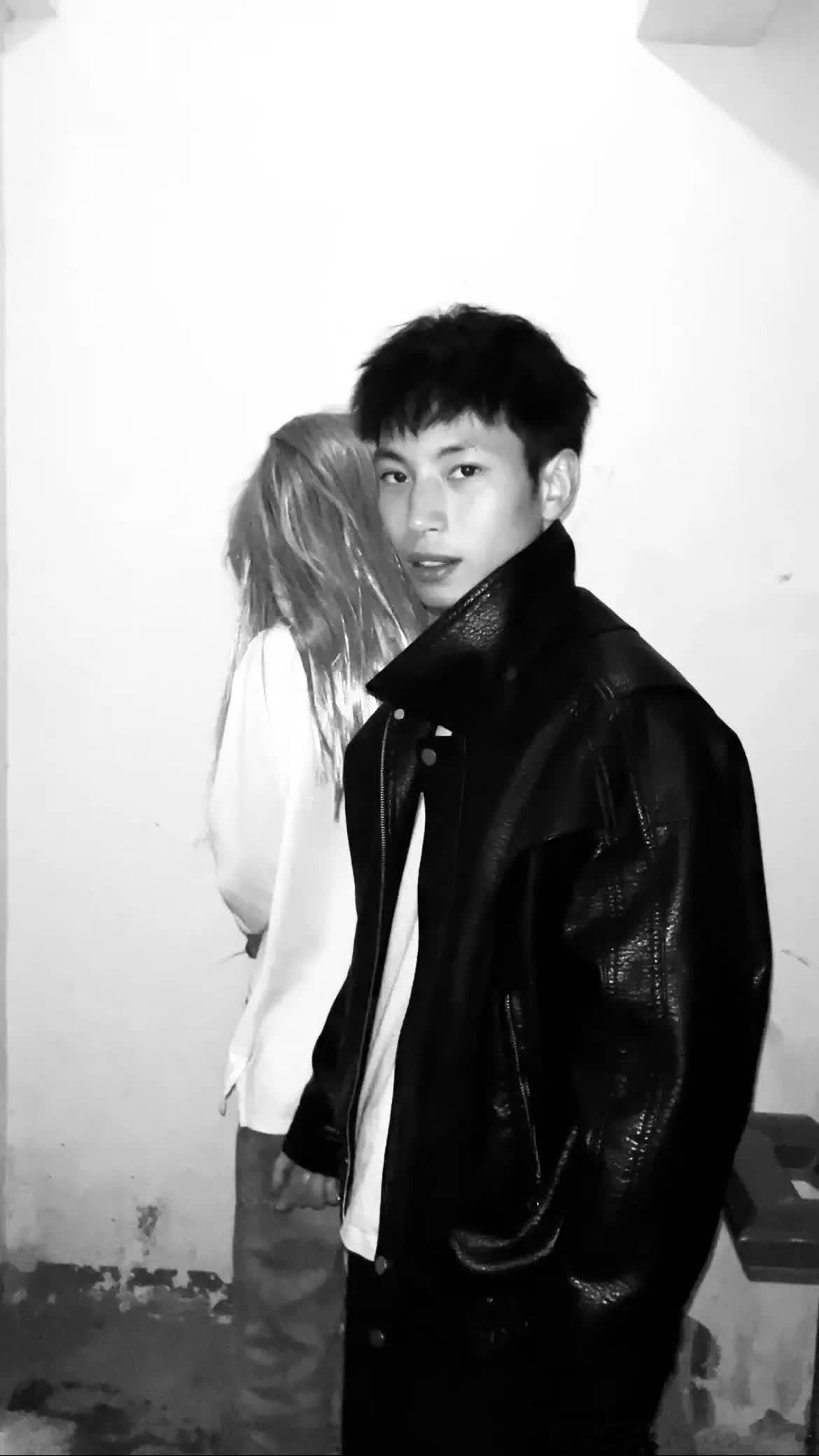 我那站着上厕所的女朋友搞笑视频