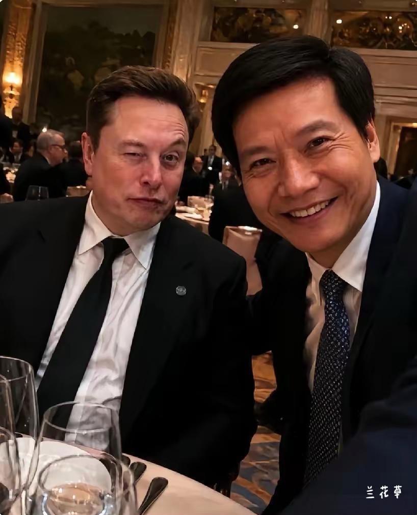 搞笑马斯克转发了和雷军的那张合影。  
当时，雷军找他合影时，他调皮地扮了一个眨