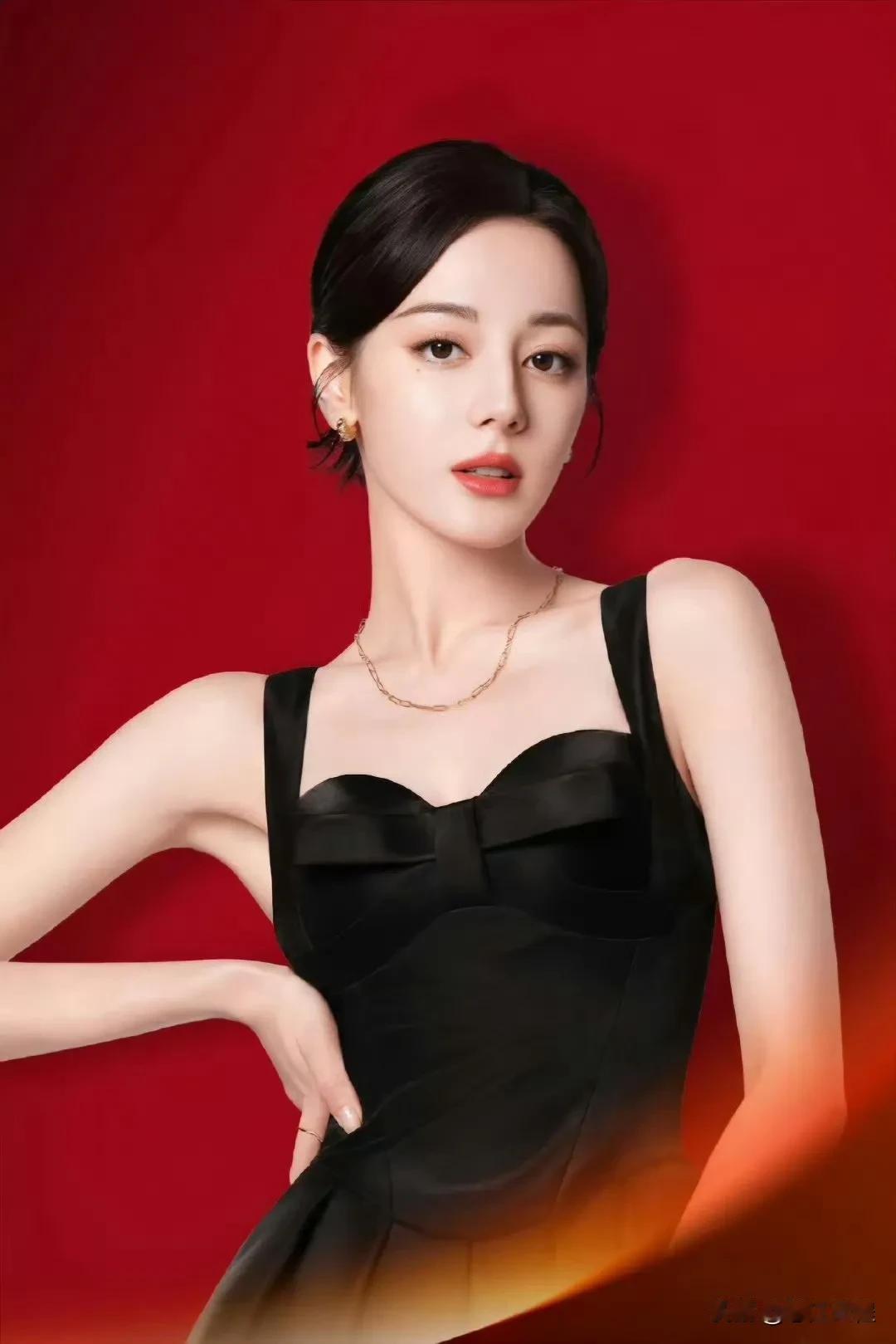 哇塞，迪丽热巴黑色丝绒裙是不是太美了！！！优雅，干净，迷离的眼神，透出万种风情。