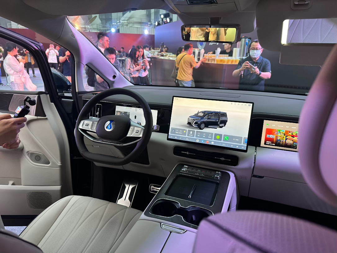 第二代腾势d9 即将上市，现场最让电哥惊讶的是这后备箱的底部空间居然能塞下一个成