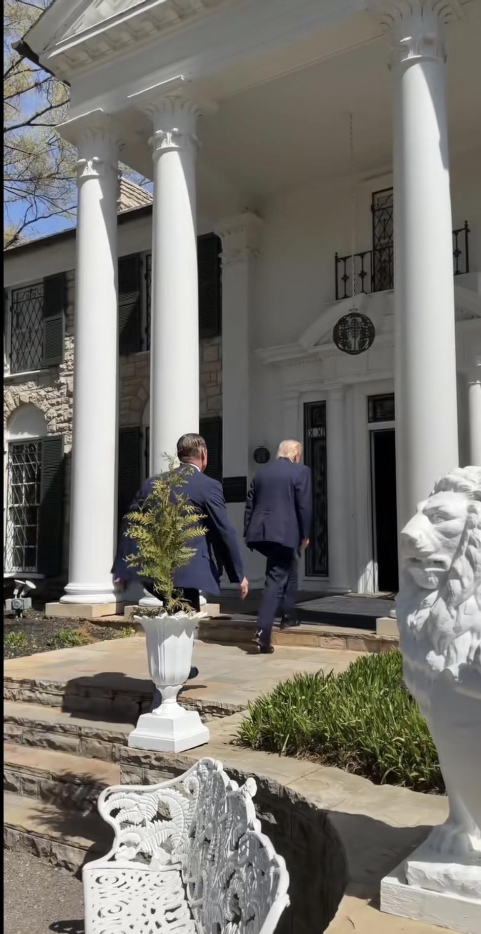 阳光漫过廊柱，灯光点亮厅堂，当勋章与证书静静陈列，一段传奇便永远被镌刻进时光里。