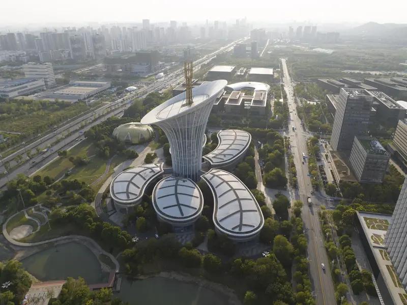 网传武汉光谷软件园法律咨询公司被一锅端，200多从业人员被带走。
这些所谓的法律