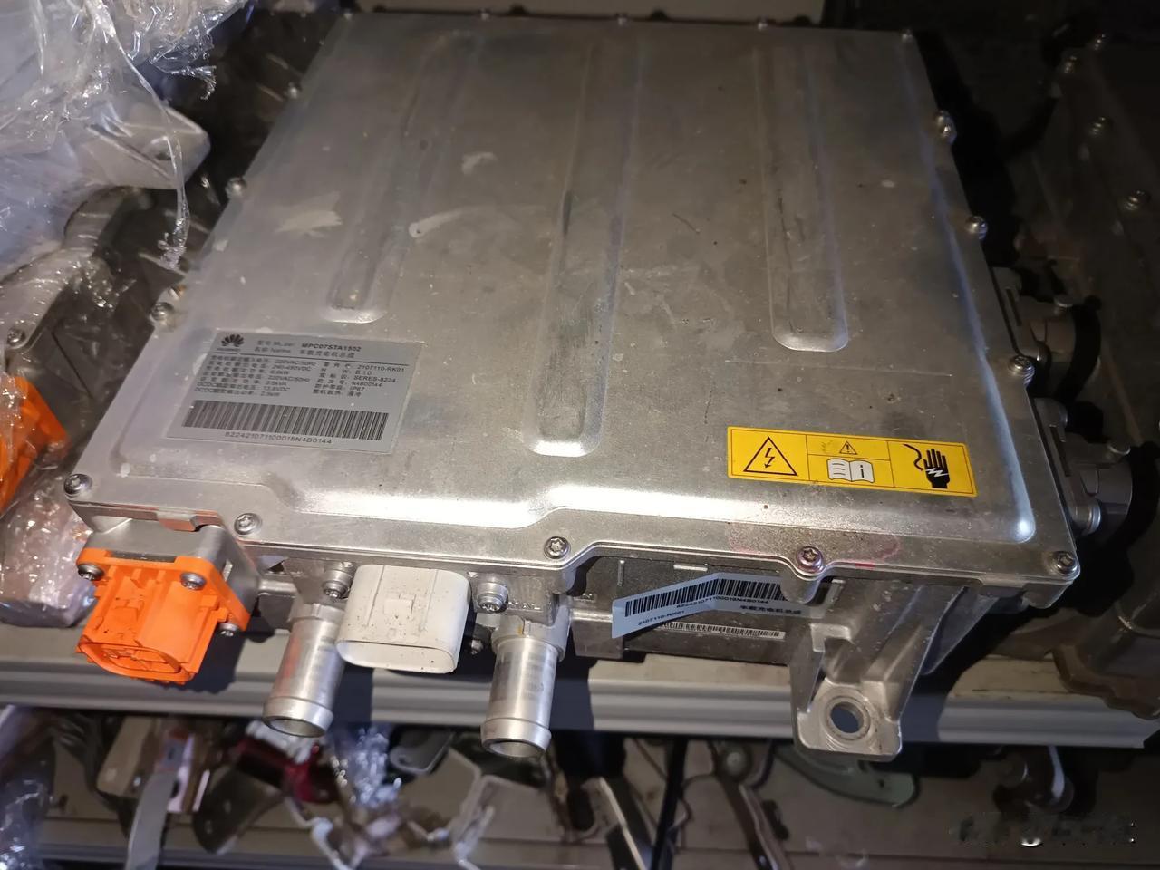 华为的东西是真好，但是也真贵
高效率充电机
6000多块钱一个
埃安那些的才20